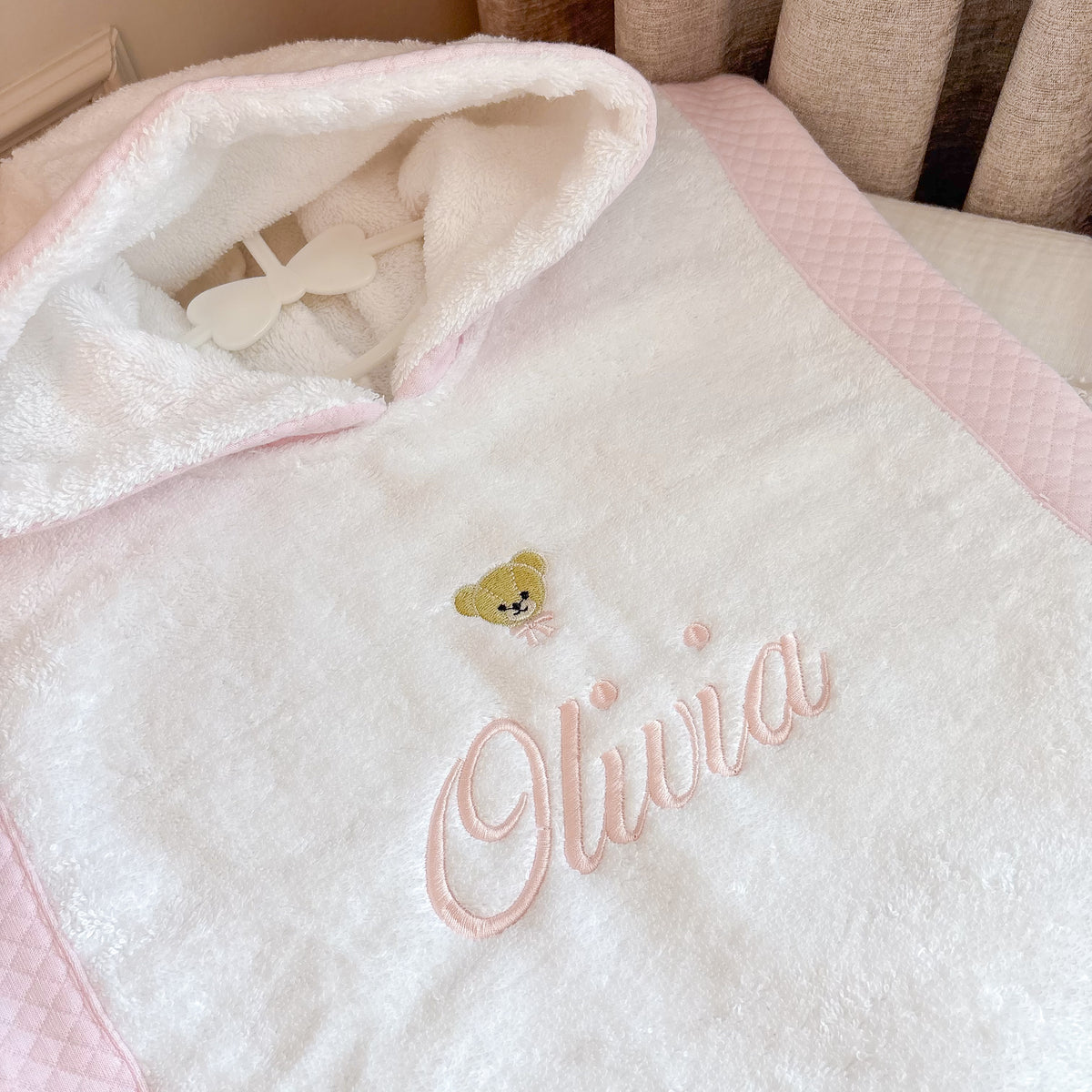 Luxe baby poncho roze - Personaliseerbaar
