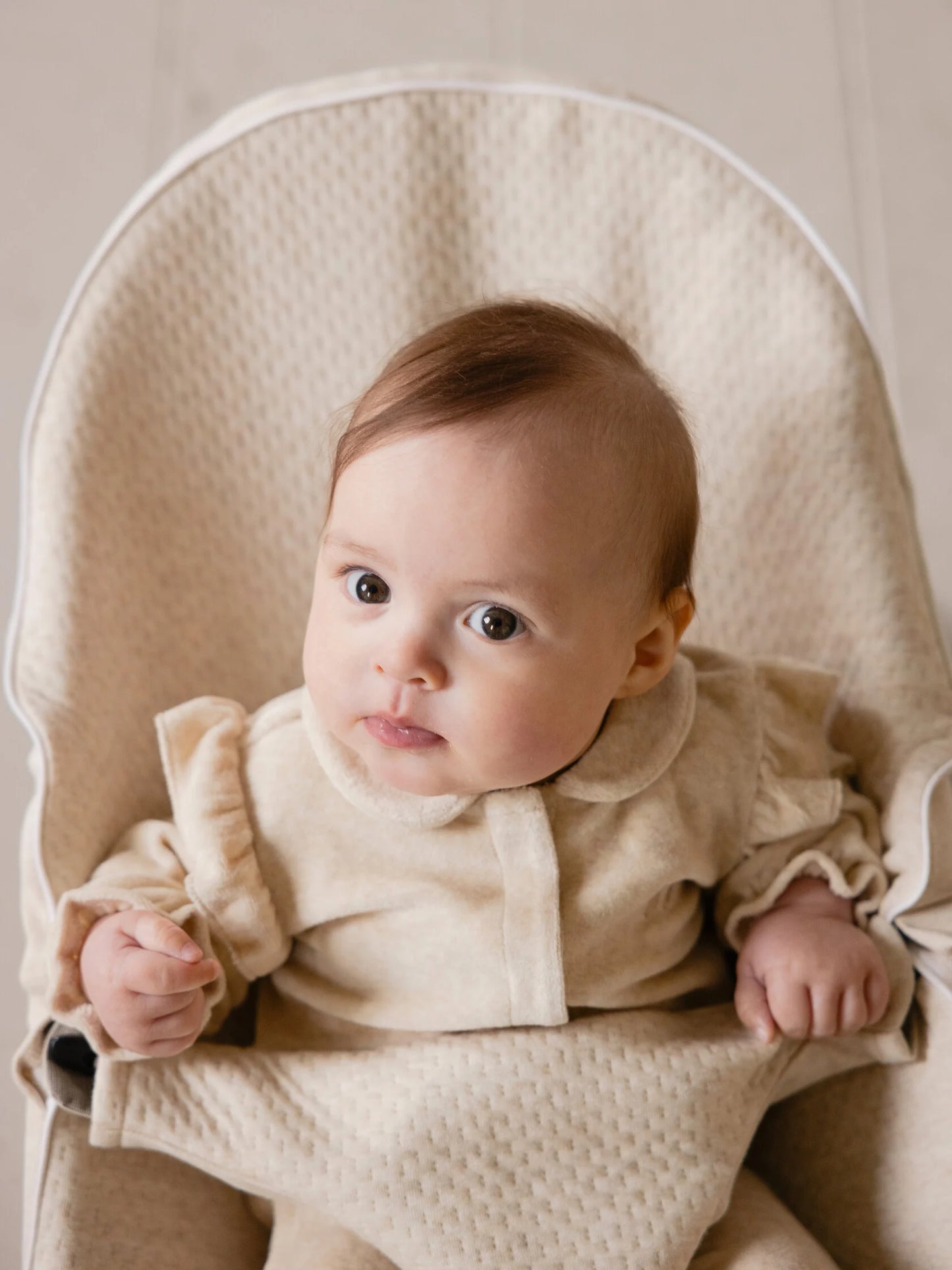 Babypakje Velours Sand met Ruffles